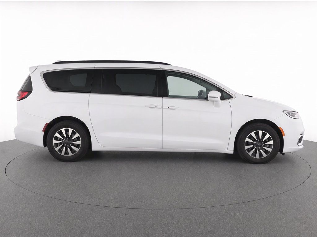 Used 2022 Chrysler Pacifica Touring-L FWD image 8