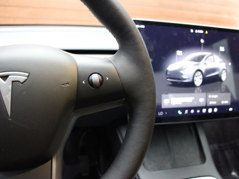 Used 2023 Tesla Model Y Long Range image 11