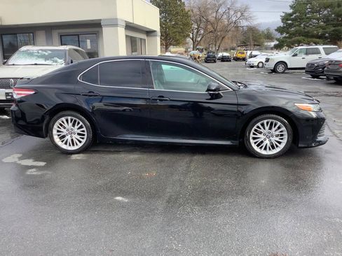 Used 2018 Toyota Camry XLE image 9