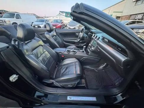 Used 2022 Ford Mustang Convertible RWD image 9