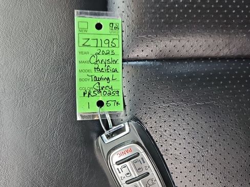 Used 2023 Chrysler Pacifica Touring-L FWD image 28