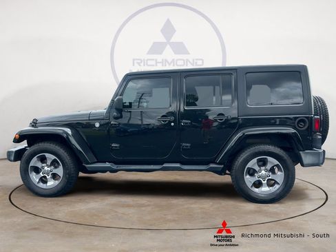 Used 2017 Jeep Wrangler Unlimited Sahara w/ Connectivity Group AWD/4WD image 6