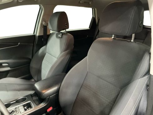 Used 2017 Kia Sorento L image 9