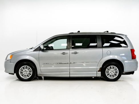 Used 2013 Chrysler Town & Country Limited image 26