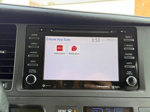 Used 2018 Toyota Sienna SE image 39