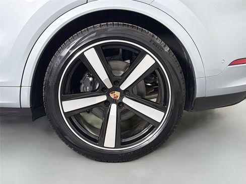 Used 2025 Porsche Cayenne Coupe AWD/4WD image 12