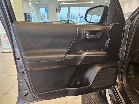 Used 2017 Toyota Tacoma TRD Off-Road w/ Tow Package (A/T) AWD/4WD image 11