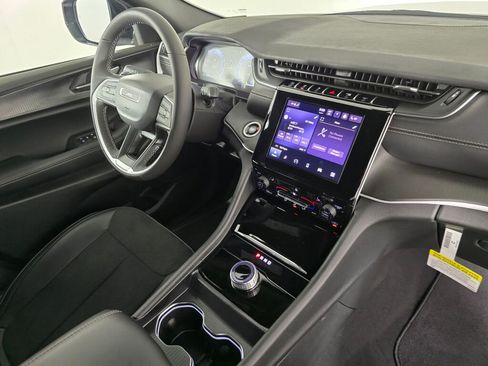 New 2025 Jeep Grand Cherokee Altitude image 28