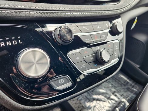 New 2025 Chrysler Pacifica Select image 17