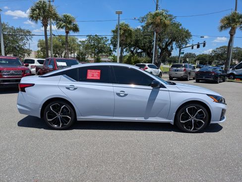 Certified 2025 Nissan Altima 2.5 SR FWD image 3