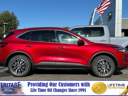 New 2025 Ford Escape SE image 3