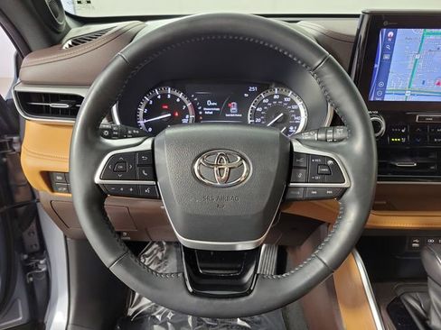 Used 2022 Toyota Highlander Platinum AWD/4WD image 28
