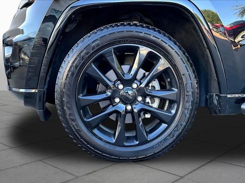 Used 2018 Jeep Grand Cherokee Altitude RWD image 10