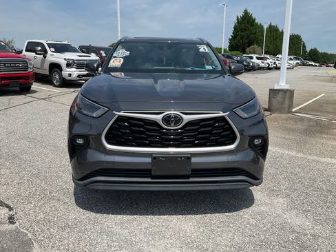 Used 2021 Toyota Highlander XLE AWD/4WD image 2