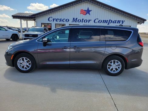 Used 2023 Chrysler Pacifica Touring-L FWD image 2