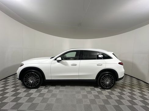 Used 2025 Mercedes-Benz GLC 300 4MATIC image 4