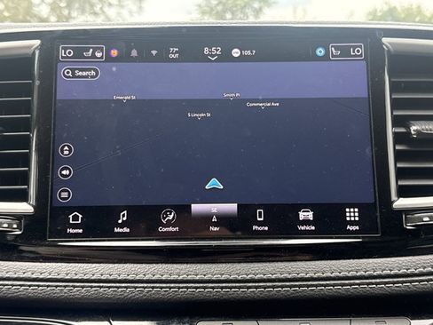 Used 2024 Chrysler Pacifica Limited FWD image 5