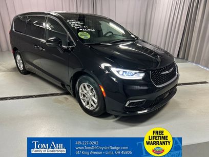 Used 2025 Chrysler Pacifica Select