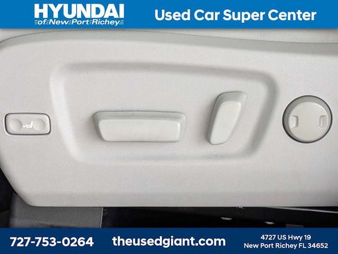 Used 2019 Toyota Highlander XLE AWD/4WD image 24