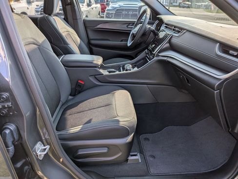 Used 2025 Jeep Grand Cherokee Laredo RWD image 23