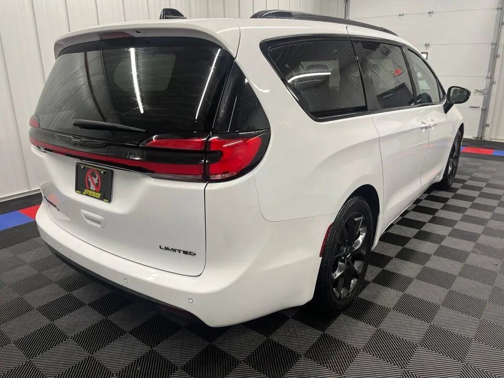 Used 2025 Chrysler Pacifica Limited FWD image 3
