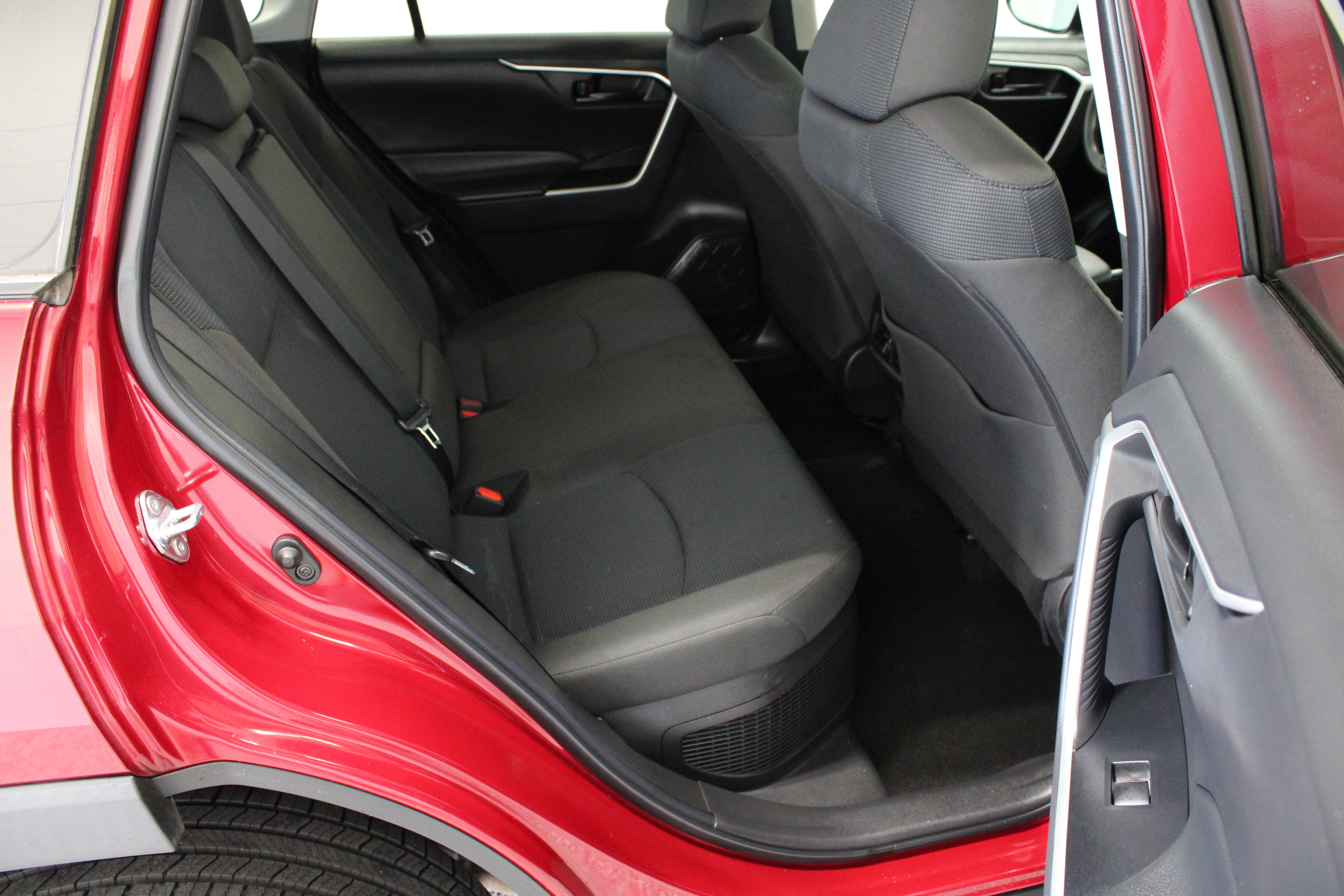 Used 2022 Toyota RAV4 LE AWD/4WD image 29