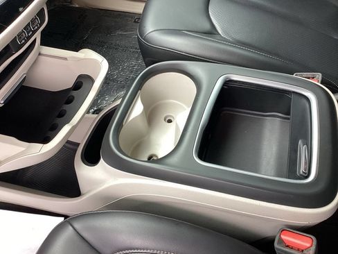 Used 2023 Chrysler Pacifica Touring-L FWD image 31