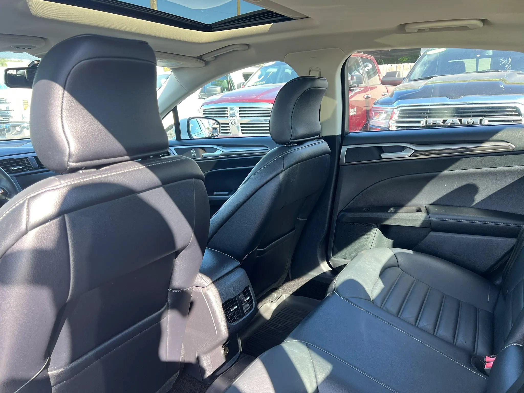 Used 2017 Ford Fusion SE w/ Fusion SE Technology Package FWD image 11