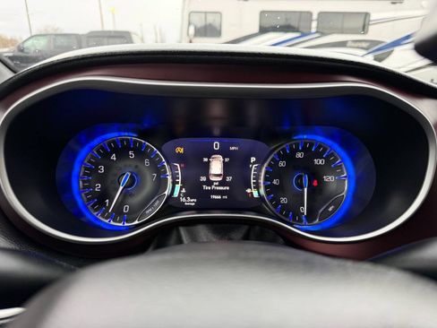 Used 2020 Chrysler Pacifica Touring-L FWD image 39