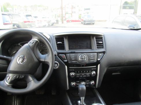 Used 2020 Nissan Pathfinder S AWD/4WD image 11