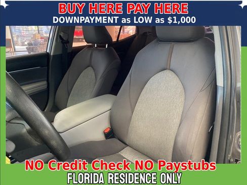 Used 2018 Toyota Camry LE image 9