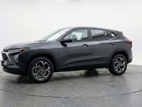 Used 2025 Chevrolet Trax LT image 3