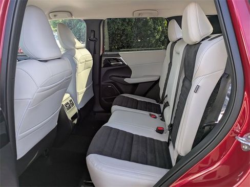 New 2025 Mitsubishi Outlander SE image 28