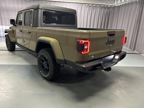 Used 2025 Jeep Gladiator Sport AWD/4WD image 5