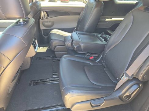 Used 2025 Kia Carnival FWD image 27