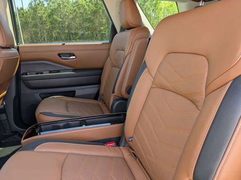 Used 2024 Nissan Pathfinder Platinum image 15