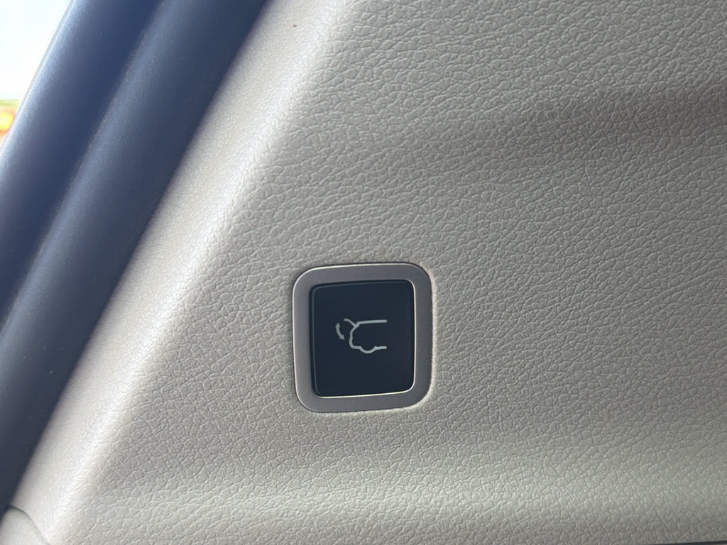 Used 2023 Chrysler Pacifica Limited FWD image 12