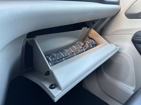 Used 2023 Chrysler Pacifica Touring-L FWD image 28