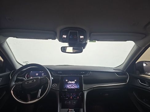 Used 2023 Jeep Grand Cherokee Laredo image 7