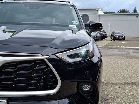 Used 2023 Toyota Highlander XLE AWD/4WD image 11