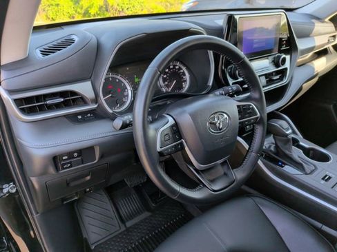 Certified 2025 Toyota Highlander XLE image 14