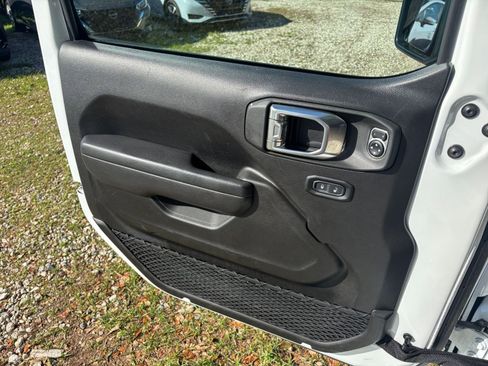 Used 2025 Jeep Wrangler Sport S image 18