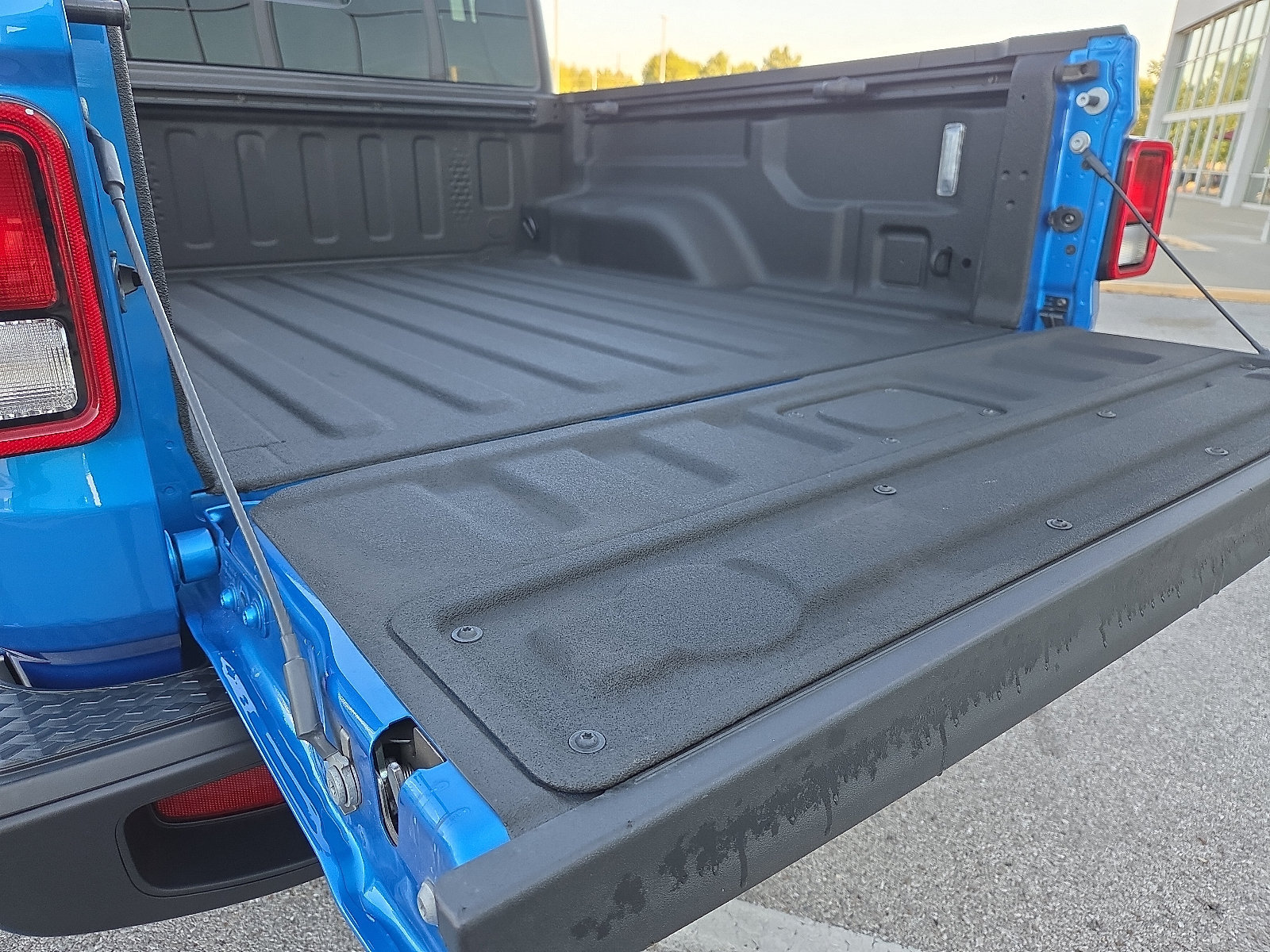 Used 2022 Jeep Gladiator Sport AWD/4WD image 9