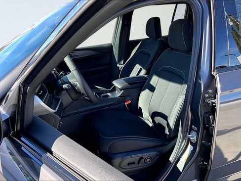 New 2026 Jeep Grand Cherokee Laredo X image 3