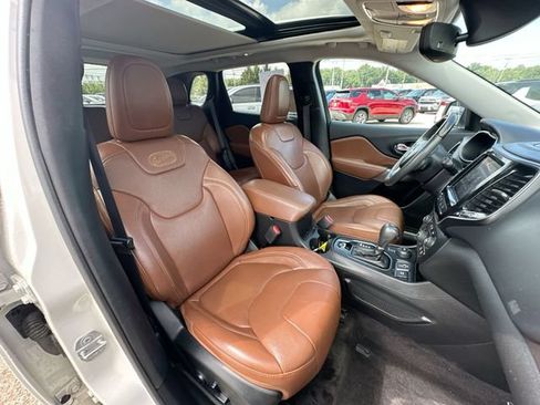 Used 2019 Jeep Cherokee Overland w/ Technology Group AWD/4WD image 31