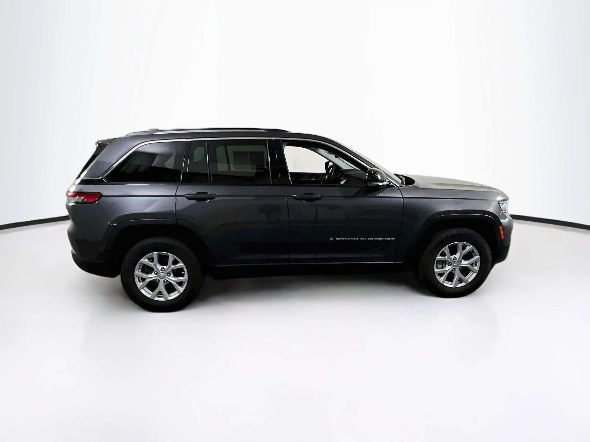 Used 2023 Jeep Grand Cherokee Limited w/ Trailer Tow Prep Group (B) AWD/4WD image 4