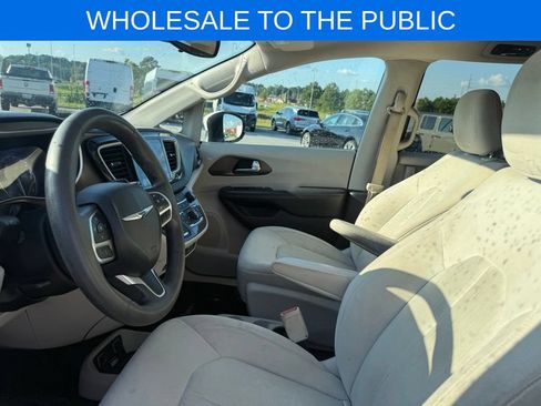 Used 2017 Chrysler Pacifica Touring w/ Tire & Wheel Group FWD image 4