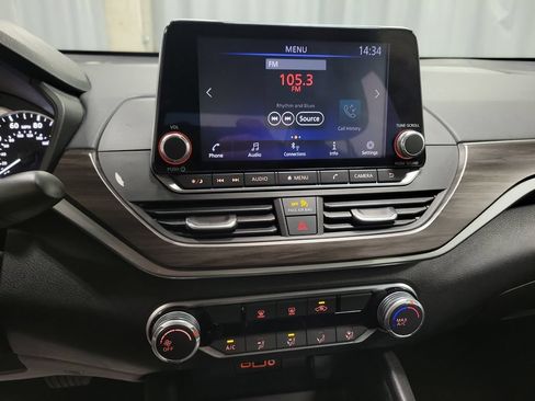 Used 2024 Nissan Altima 2.5 SV FWD image 17