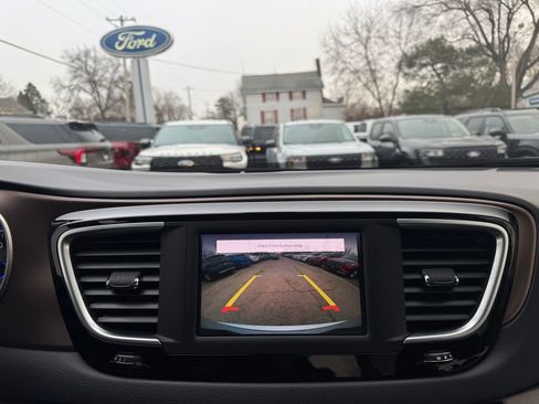 Used 2022 Chrysler Voyager LX image 27