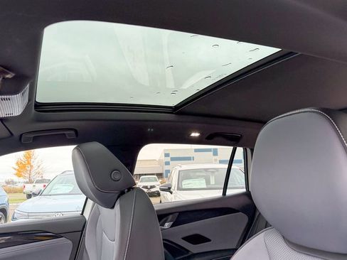 New 2026 Volkswagen Tiguan SE R-Line image 22